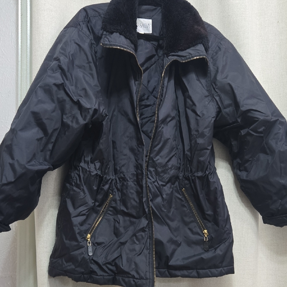 Elegant Black Puffer Jacket with Gold Accents